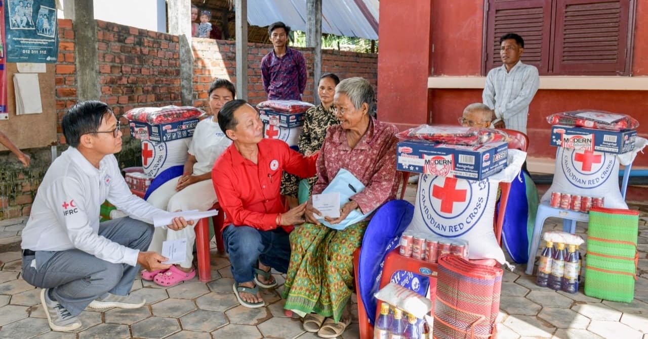 ឯកឧត្ដម ប្រាក់ សោភ័ណ ចាត់ក្រុមការងារនាំយកអំណោយ ជូនដល់គ្រួសារប្រជាពលរដ្ឋរងគ្រោះដោយខ្យល់កន្ត្រាក់ក្នុងសង្កាត់ក្របីរៀល