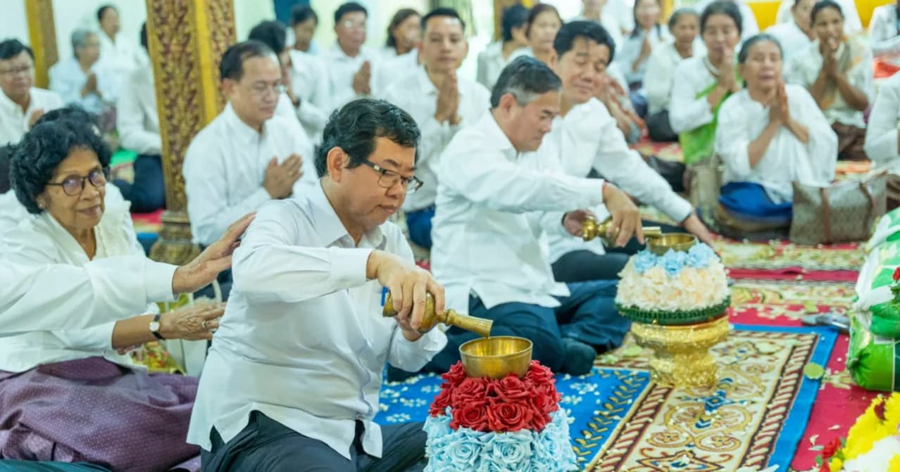 ឯកឧត្ដម  លី សំរិទ្ធ ប្រធានក្រុមប្រឹក្សាខេត្ដសៀមរាប លោក ព្រឹម រដ្ឋា លោកអុឹង គឹមលាងអភិបាលរងខេត្ដ ព្រមទាំងឯកឧត្ដមលោកជំទាវជាសមាជិក សមាជិកាក្រុមប្រឹក្សាខេត្ត ថ្នាក់ដឹកនាំមន្ទីរអង្គភាពជុំវិញខេត្ត បានចូលរួមជាមួយពុទ្ធបរិស័ទកាន់បិណ្ឌវេនទី១១ នៅវត្តព្រះឥន្ទកោសីយ៍ ស្ថិតក្នុងក្រុងសៀមរាប ខេត្ដសៀមរាប