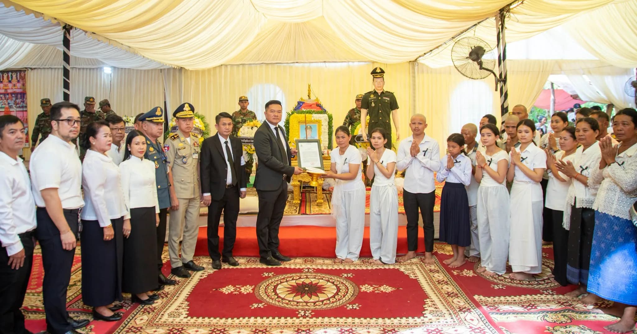 ថ្នាក់ដឹកនាំខេត្តសៀមរាបចូលរួមរំលែកទុក្ខជាមួយក្រុមគ្រួសារលោកវរសេនីត្រី ម៉ៅ ភារី មេបញ្ជាការកងអនុសេនាធំលេខ២ វរសេនាតូចស៊ើបការណ៍ នៃយោធភូមិភាគទី៤ បានទទួលមរណភាពក្នុងជន្មាយុ ៦៣ឆ្នាំ ដោយសារគាំងបេះដូងពេលកំពុងបំពេញភារកិច្ច ចំណុចភ្នំ២០០ទិសអន្លង់វែង
