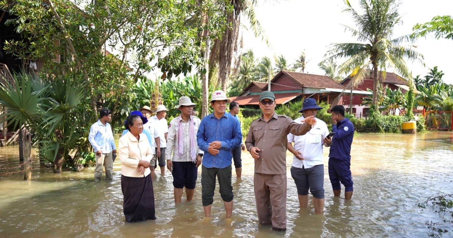 នៅរសៀលថ្ងៃទី៣០ ខែកញ្ញា ឆ្នាំ២០២៦ លោក អ៉ឹង គឹមលាង អភិបាលរងខេត្តសៀមរាប បានដឹកនាំមន្ទីរអង្គភាពពាក់ព័ន្ធ អាជ្ញាធរមូលដ្ឋាន រួមនិងមន្ត្រីជំនាញ ចុះពិនិត្យជាក់ស្ដែងពីស្ថានភាពតាមបណ្ដាតំបន់ដែលរងផលប៉ះពាល់ដោយសារជំនន់ទឹកភ្លៀង ក្នុងភូមិសាស្ត្រស្រុកជីក្រែងដើម្បីដាក់ចេញវិធានការគ្រប់គ្រងទឹកឲ្យបានល្អ