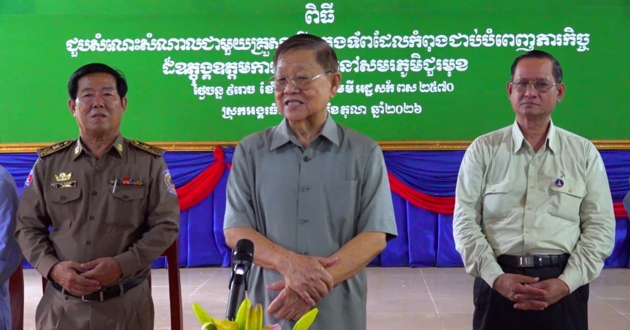 គ្រួសារវីរកងទ័ព ៨៧គ្រួសារ ក្នុងស្រុកអង្គរធំ ទទួលបានអំណោយពីក្រុមការងារចុះមូលដ្ឋានស្រុកអង្គរធំ