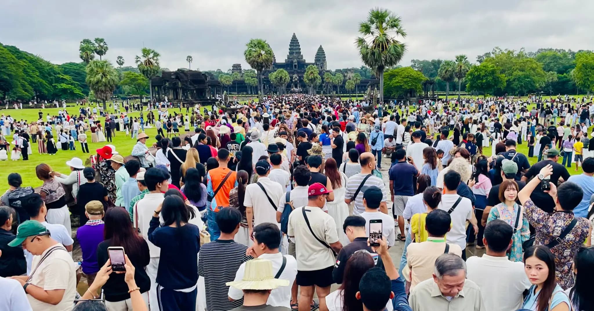 ទោះអាកាសធាតុមិនអំណោយផល មិនទាន់ឃើញព្រះអាទិត្យរះចំកំពូលប្រាសាទក៏ដោយ តែភ្ញៀវទេសចរយ៉ាងច្រើនកុះករ នៅតែបន្តមកទស្សនានៅអង្គរវត្ត ដើម្បីរង់ចាំទស្សនាព្រឹត្តិការណ៍«សមរាត្រី» ជាមួយទឹកមុខសប្បាយរីករាយ។