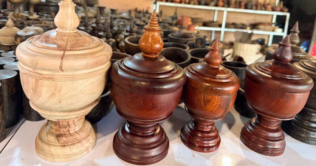 សិប្បកម្មក្រឡឹងត្នោត និងឈើសៀមរាប គឺជាសិល្បៈកែច្នៃដើមត្នោត និងឈើជាគ្រឿងសង្ហារឹម ដែលជួយថែរក្សាវប្បធម៌ ទាក់ទាញទេសចរណ៍ និងបង្កើតការងារជូនសហគមន៍។ សូមចូលរួមគាំទ្រផលិតផលខ្មែរ ដើម្បីលើកកម្ពស់ជីវភាព និងអភិរក្សកេរដំណែលដូនតា! • ទីតាំង៖ ភូមិមណ្ឌល៣ សង្កាត់ស្លក្រាម ក្រុងសៀមរាប ខេត្តសៀមរាប។