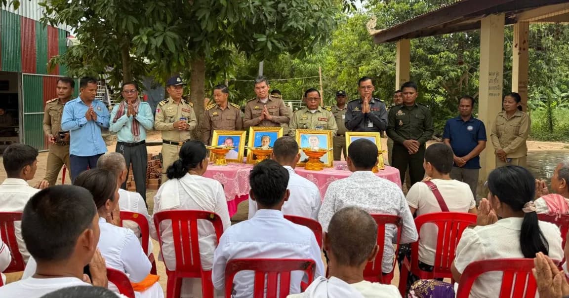 ឯកឧត្តម ប្រាក់ សោភ័ណ ចាត់ក្រុមការងារនាំយកថវិការបស់ សម្ដេចតេជោ ហ៊ុន សែន ប្រគល់ជូនគ្រួសារសពអតីតយុទ្ធជន ក្នុងស្រុកពួក