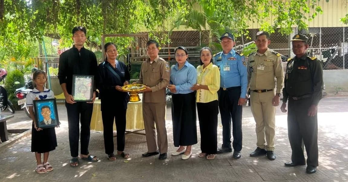 ឯកឧត្តម ប្រាក់ សោភ័ណ ប្រធានគណៈកម្មាធិការសមាគមអតីតយុទ្ធជន និងនិវត្តជនកម្ពុជា ខេត្តសៀមរាប បានចាត់ក្រុមការងារនាំយកថវិការបស់ សម្ដេចអគ្គមហាសេនាបតីតេជោ ហ៊ុន សែន ប្រធានសមាគមអតីតយុទ្ធជន និងនិវត្តជនកម្ពុជា ចំនួន ១២ ០០០ ០០០រៀល ប្រគល់ជូនគ្រួសារសពអតីតយុទ្ធជន ចំនួន៣គ្រួសារ
