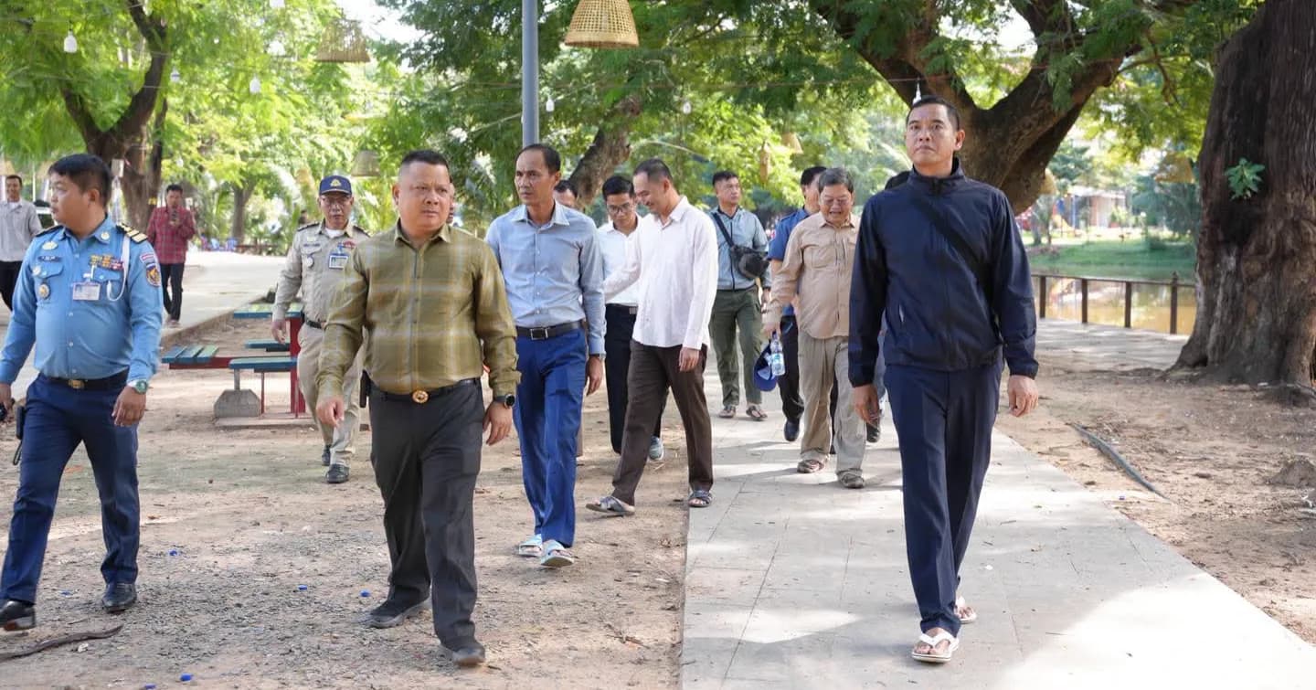 ឯកឧត្តម អភិបាលខេត្តដឹកនាំក្រុមការងារចុះពិនិត្យនិងរៀបចំសោភ័ណភាពតាមដងស្ទឹងសៀមរាប ដើម្បីត្រៀមរៀបចំព្រឹត្តិការណ៍ផ្សេងៗ និងការរៀបចំព្រះរាជពិធីបុណ្យអុំទូក បណ្តែតប្រទីប សំពះព្រះខែ និងអកអំបុក