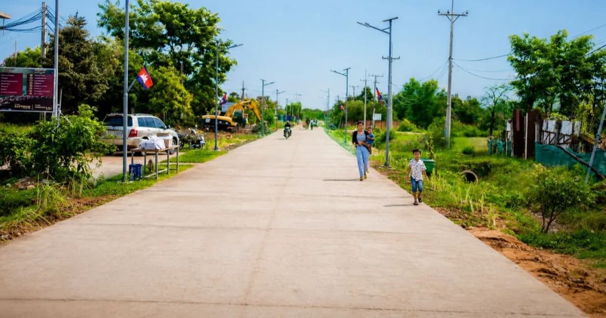 ‎ផ្លូវបេតុងជិត ៧០០ម៉ែត្រ ក្នុងក្រុងសៀមរាប ត្រូវបានអាជ្ញាធរសម្ពោធដាក់ឱ្យប្រើប្រាស់សម្រួលដល់ការធ្វើដំណើរបងប្អូនប្រជាពលរដ្ឋក្នុងមូលដ្ឋាន