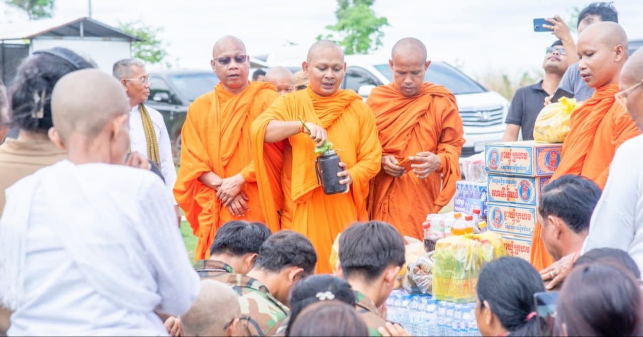 ព្រះសង្ឃ និងសប្បុរសជនក្នុងស្រុកសូទ្រនិគម នាំយកគ្រឿងឧបភោគបរិភោគ ប្រគល់ជូនកងទ័ពជួរមុខការពារព្រំដែនខេត្តព្រះវិហារ