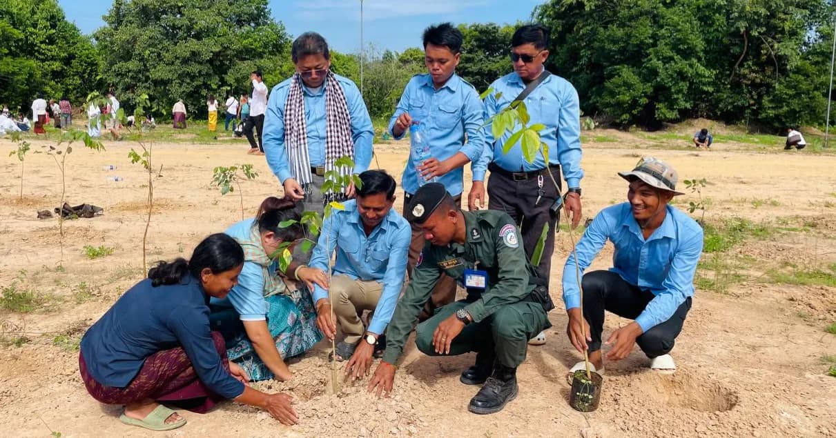 អាជ្ញាធរស្រុកអង្គរធំ ដឹកនាំប្រជាពលរដ្ឋដាំកូនឈើជាង ៣ម៉ឺនដើម បំផុសគំនិតដល់សាធារណជនទូទៅជំរុញភាពបៃតងក្នុងមូលដ្ឋាន