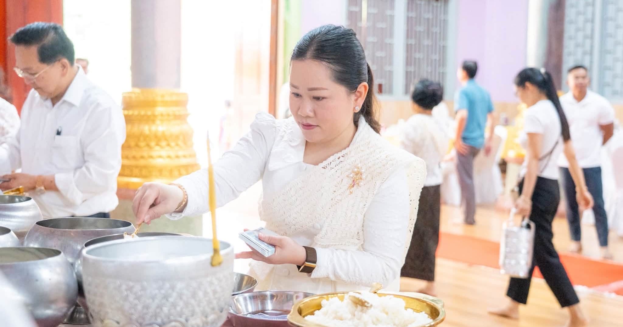 លោកជំទាវ ម៉េតរ៉ា វីចិត្រសុខ លូ អញ្ជើញចូលរួមពិធីរាប់បាត្របុណ្យកាន់បិណ្ឌវេនទី១ របស់រដ្ឋបាលខេត្តបាត់ដំបង