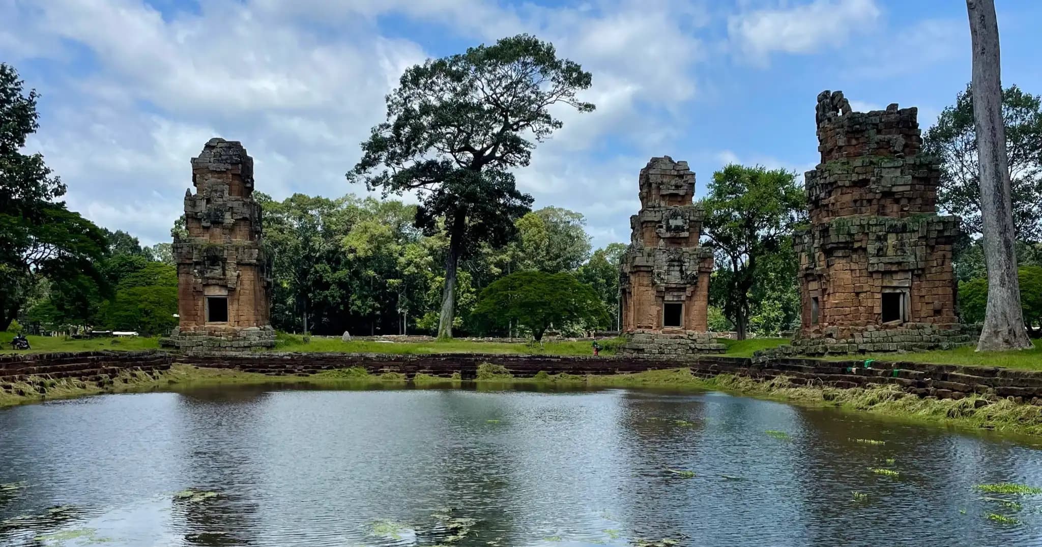 ប្រាសាទសួរព្រ័ត ឬប្រាសាទនាង ១២ គឺជាប្រាសាទមួយដែលស្ថិតនៅទល់មុខប្រាសាទព្រះលានជល់ដំរី ហាក់បង្ហាញសម្រស់ដ៏ស្រស់ត្រកាលនៅក្នុងរដូវកាលបៃតងនេះ