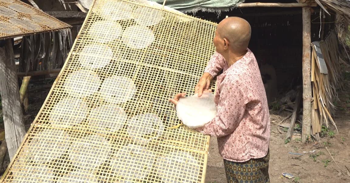 វីដេអូ៖ មុខរបរធ្វើ «សំបកណែម»​ ​ជាមុខរបរតពី​ដូនតា​ ​ដែល​​​​គ្រួសារអ្នកស្រី សេង ប៉ុញ ​​​នៅ​​​ភូមិធ្លកកំបុក ​​​សង្កាត់បល្ល័ង្ក ​​​ក្រុ​​​ង​​​រុ​​​ន​​​តា​ឯ​ក​តេ​​​ជោ​សែន​​ ​​នៅ​​​តែ​តស៊ូរក្សារបរនេះ​ ទោះ​បីជា​​ទទួលបានចំណូលទាប ​និ​​​ង​​​នឿយហត់ខ្លាំង