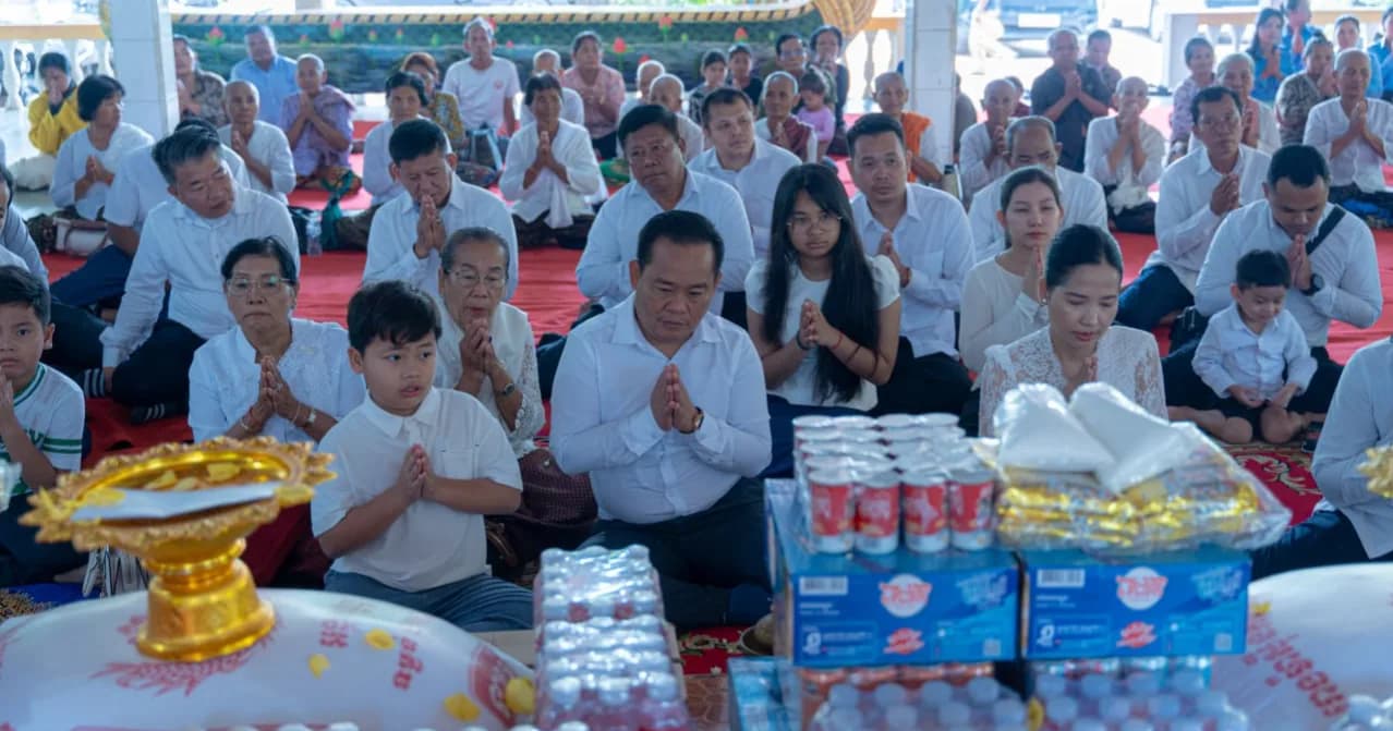 ប្រធានក្រុមការងាររាជរដ្ឋាភិបាលចុះជួយឃុំខ្នារសណ្ដាយ នាំយកទៀនវស្សា និងទេយ្យវត្ថុ ប្រគេនដល់វត្តចំនួន៤ ក្នុងស្រុកបន្ទាយស្រី