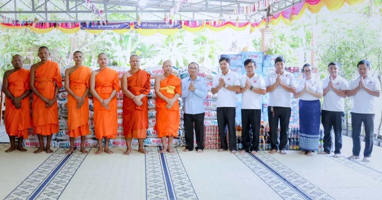 ព្រះចៅអធិការវត្តស្វាយរមៀត ប្រគល់គ្រឿងឧបភោគបរិភោគជូនសាខាកាកបាទក្រហមកម្ពុជាខេត្តសៀមរាប ដើម្បីរួមចំណែកជួយប្រជាពលរដ្ឋជួបការខ្វះខាត