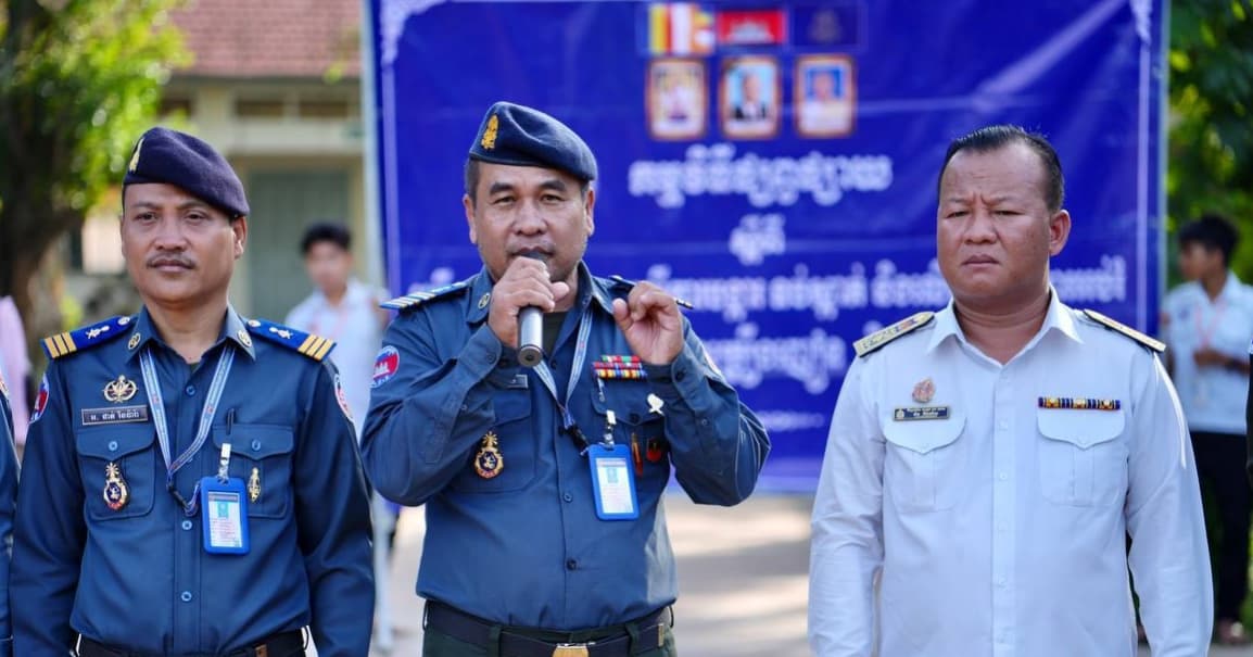 កងរាជអាវុធហត្ថខេត្តកំពង់ចាម ចុះធ្វើការផ្សព្វផ្សាយព័ត៌មានមួយចំនួនដល់សិស្សានុសិស្សក្នុងស្រុកកំពង់សៀម