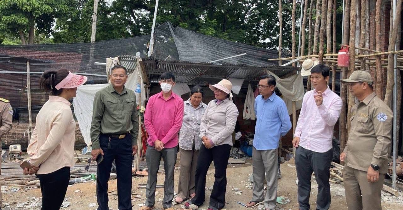 សំណង់ផ្ទះគ្មានច្បាប់អនុញ្ញាត នៅក្នុងភូមិដូនទាវ ខេត្តសៀមរាប ត្រូវបានក្រុមការងារខេត្តសហការជាមួយអាជ្ញាធរជាតិអប្សរាចុះផ្អាកការសាងសង់