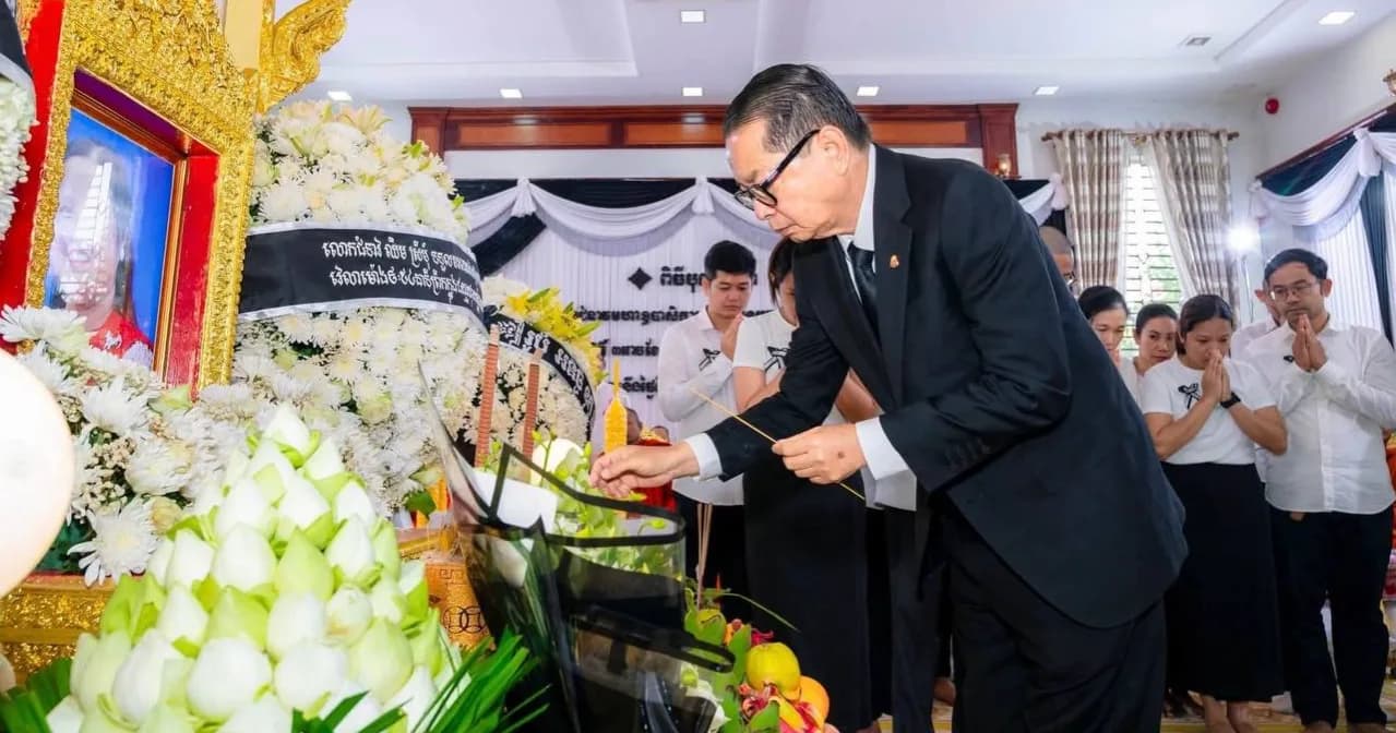 សម្តេចមហាមន្រ្តី គុយ សុផល អញ្ជើញគោរពវិញ្ញាណក្ខន្ធសពលោកជំទាវ ឈឹម ស្រីមុំ ភរិយា ឯកឧត្តម ឈួរ ច័ន្ទឌឿន អនុរដ្ឋលេខាធិការក្រសួងអភិវឌ្ឍន៍ជនបទ
