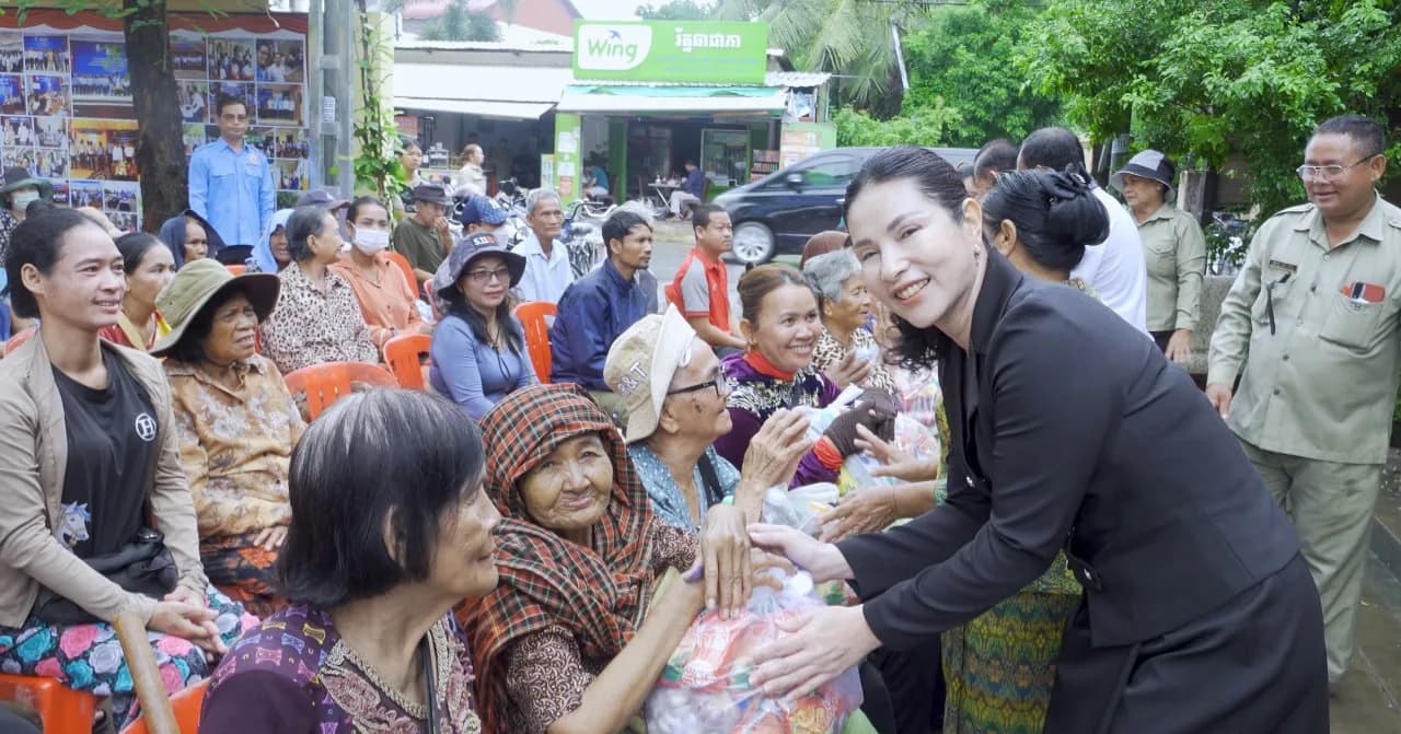 ប្រជាពលរដ្ឋមានជីវភាពខ្វះខាតជាង២០០គ្រួសារ ទទួលអំណោយពីរដ្ឋបាលសង្កាត់សាលាកំរើក និងសប្បុរសជន ដើម្បីជួយសម្រាលបន្ទុកជីវភាពប្រចាំថ្ងៃ