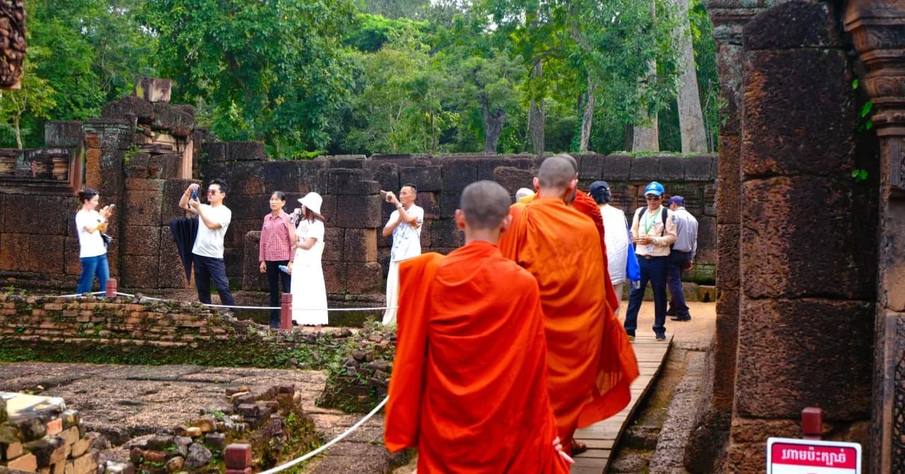 ទិដ្ឋភាពភ្ញៀវជាតិ និងអន្តរជាតិ ទស្សនាប្រាសាទបន្ទាយស្រី យ៉ាងច្រើនកុះករ
