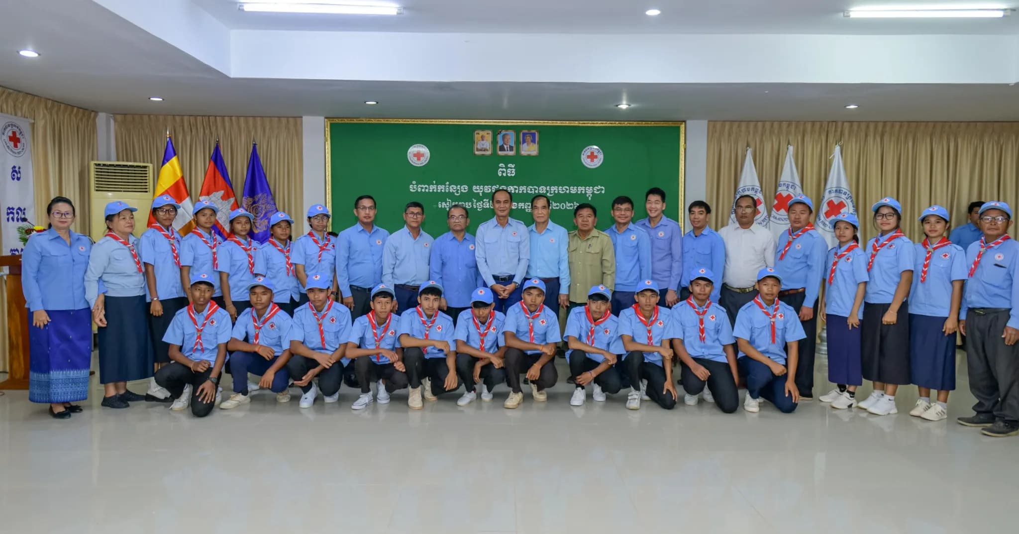 យុវជនមកពីគ្រឹះស្ថានចំនួន៥ ក្នុងក្រុងសៀមរាប ត្រូវបានបំពាក់កន្សែងជាយុវជនកាកបាទក្រហមកម្ពុជា ចូលរួមបម្រើការងារមនុស្សធម៌