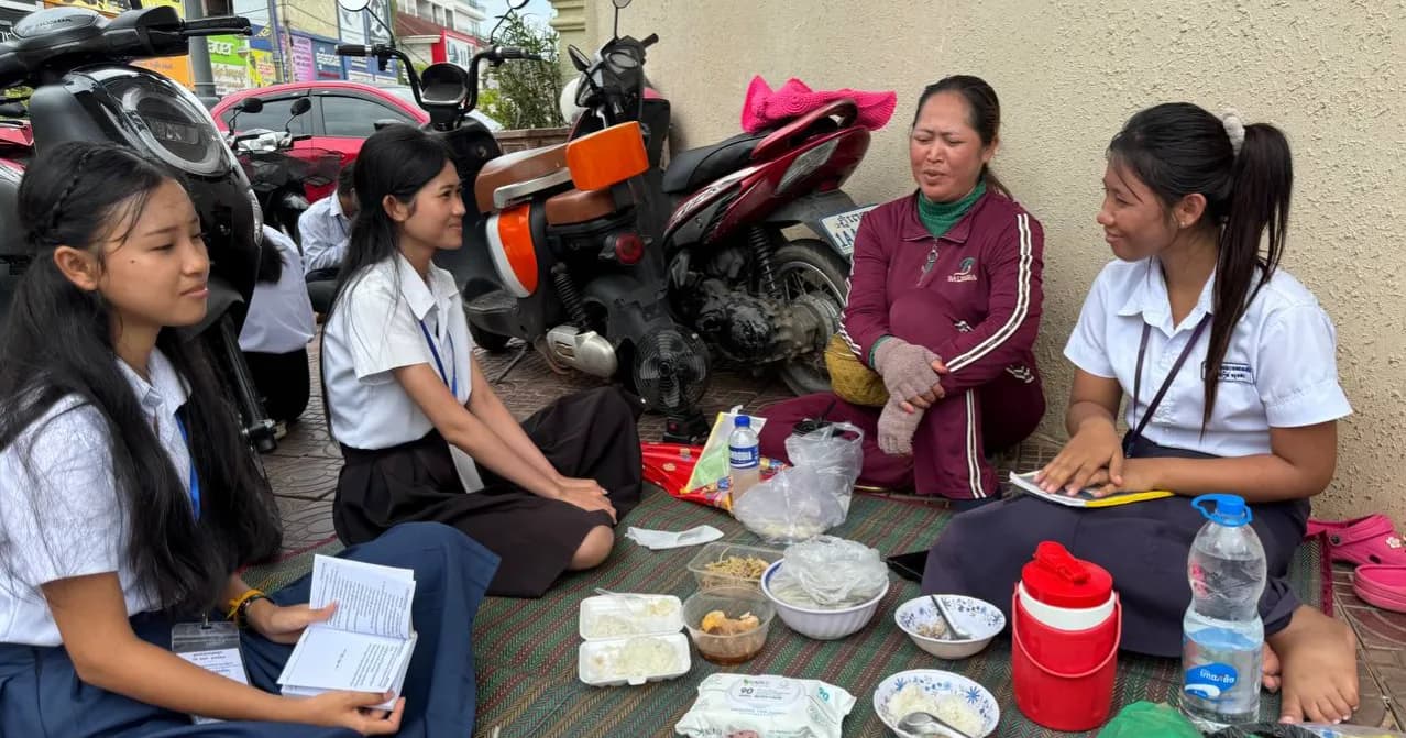 ទិដ្ឋភាពពេលសម្រាកពិសាអាហារថ្ងៃត្រង់ ដែលបេក្ខជនឆ្លៀតរំលឹកមេរៀនត្រៀមចូលប្រឡងសញ្ញាបត្រមធ្យមសិក្សាទុតិយភូមិពេលរសៀល នៅមណ្ឌលប្រឡងវិទ្យាល័យ ១០ មករា ១៩៧៩ ខេត្តសៀមរាប