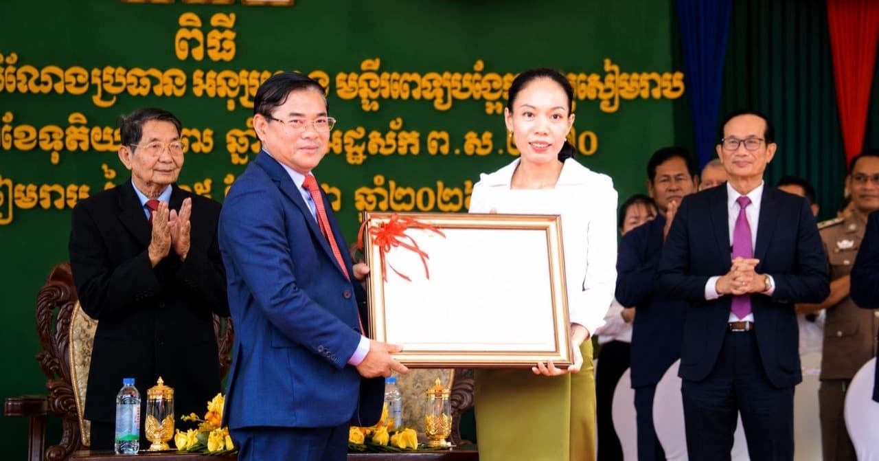 ប្រធានមន្ទីរពេទ្យបង្អែកខេត្តសៀមរាប ប្ដេជ្ញាពង្រឹងគុណភាពសេវាសុខាភិបាល និងលើកកម្ពស់ក្រមសីលធម៌វិជ្ជាជីវៈ ដើម្បីផ្ដល់សេវាជូនប្រជាពលរដ្ឋដោយគ្មានការរើសអើង