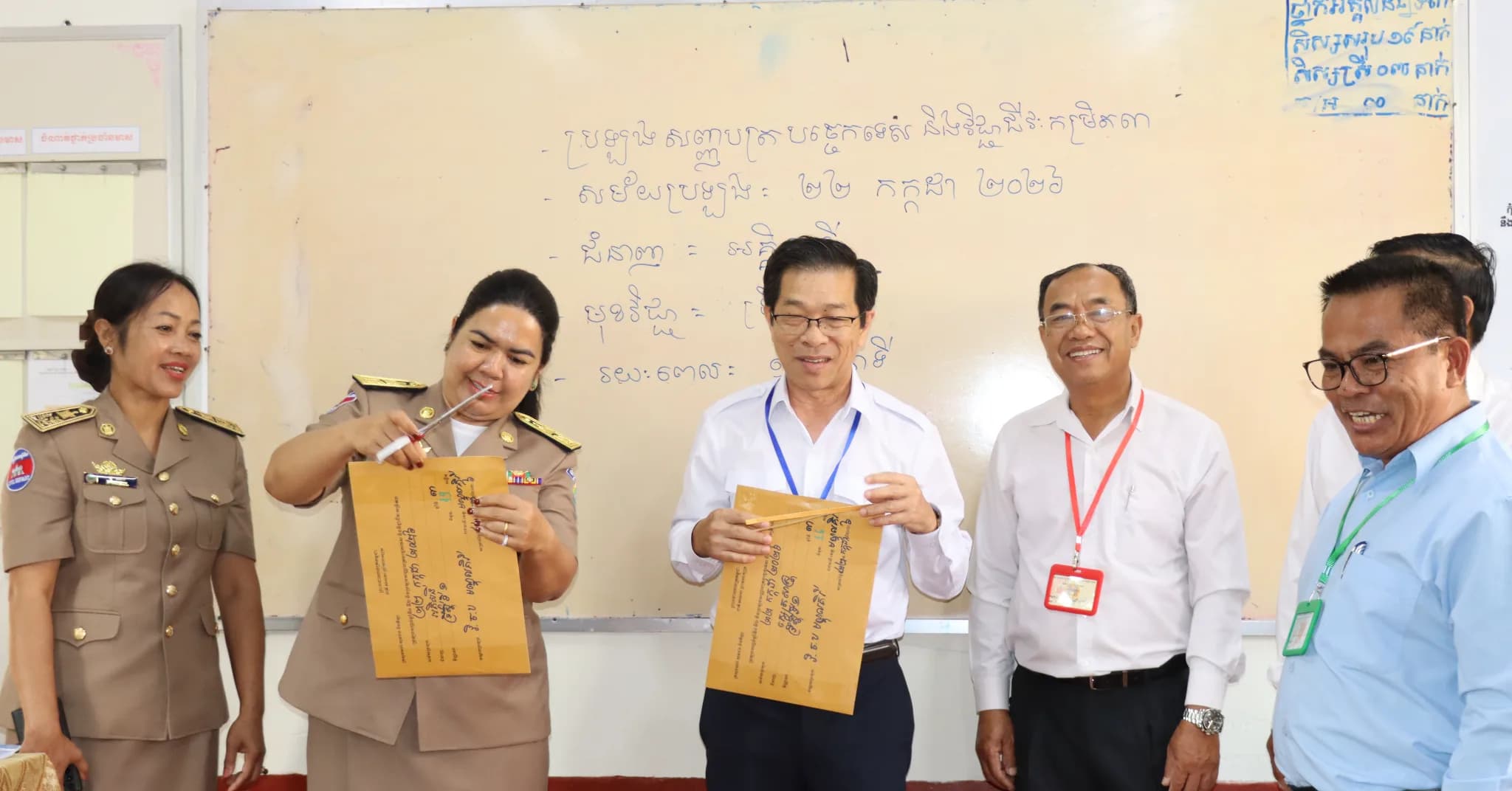 ថ្នាក់ដឹកនាំក្រសួងអប់រំ និងអាជ្ញាធរខេត្តមណ្ឌលគិរី អញ្ជើញកាត់ស្រោមវិញ្ញាសាប្រឡងបញ្ចប់ឆ្នាំ និងប្រឡងសញ្ញាបត្របច្ចេកទេសនិងវិជ្ជាជីវៈកម្រិត៣