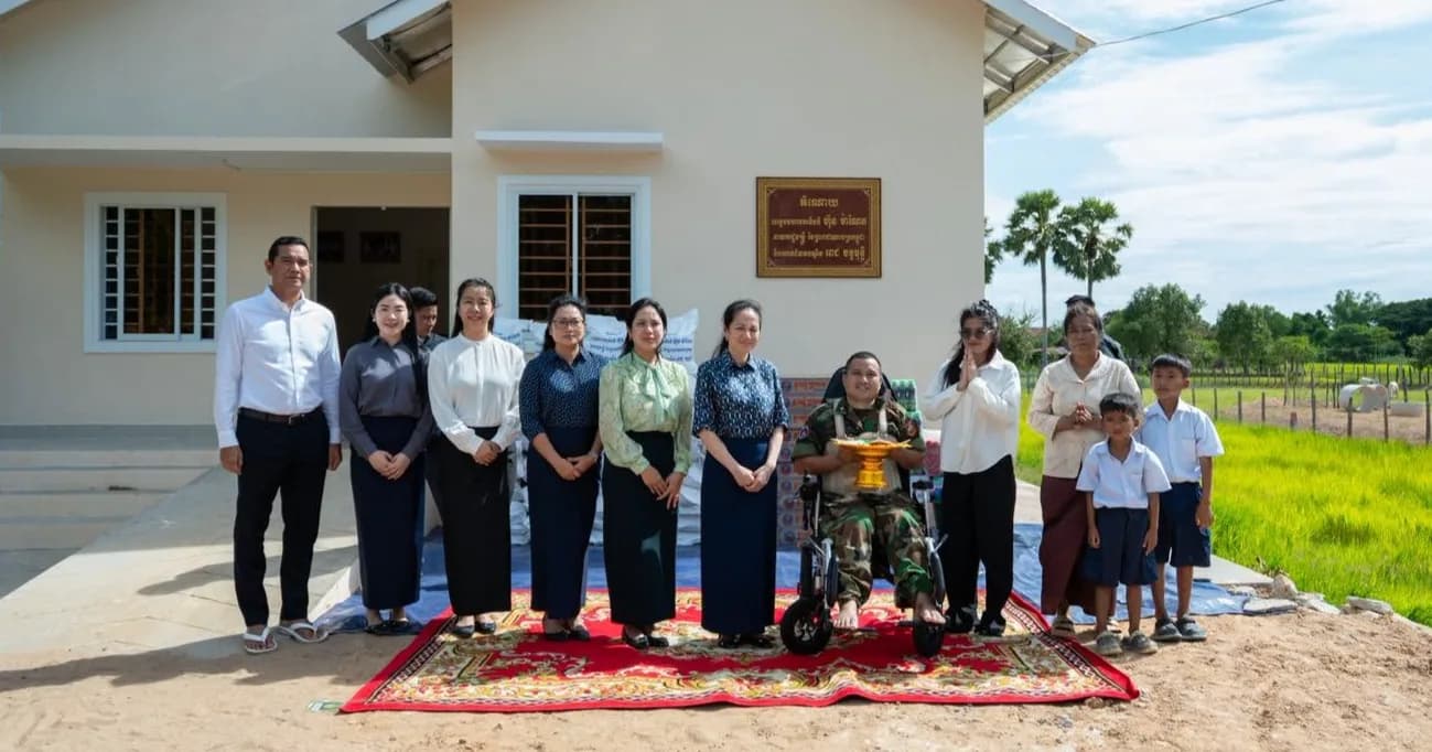 លោកជំទាវបណ្ឌិត ពេជ ចន្ទមុន្នី ហ៊ុន ម៉ាណែត អញ្ជើញប្រគល់ផ្ទះថ្មីចំនួន ៨ខ្នង ជូនក្រុមគ្រួសាររបស់វីរយុទ្ធជនពលី រស់នៅក្នុងខេត្តសៀមរាប
