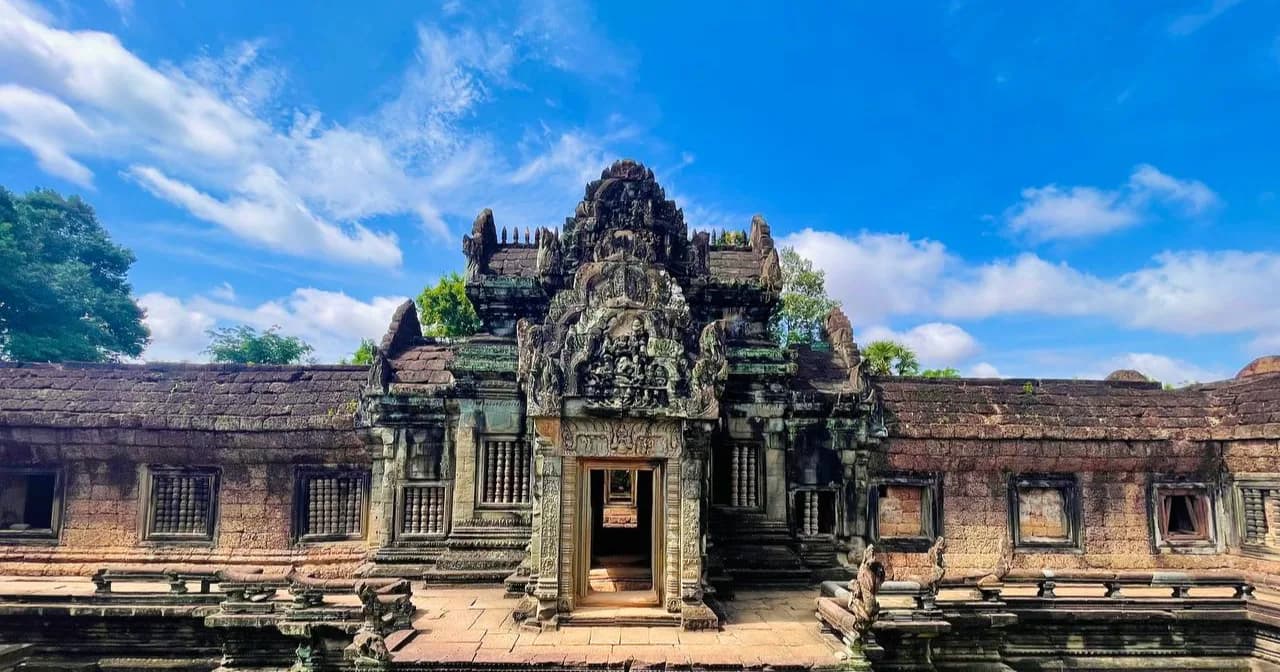 សម្រស់ដ៏អស្ចារ្យនៃ ប្រាសាទបន្ទាយសំរ៉ែ នារដូវបៃតង កំពុងបង្ហាញខ្លួនយ៉ាងស្រស់ត្រកាល ក្រោមម្លប់ធម្មជាតិខៀវស្រងាត់