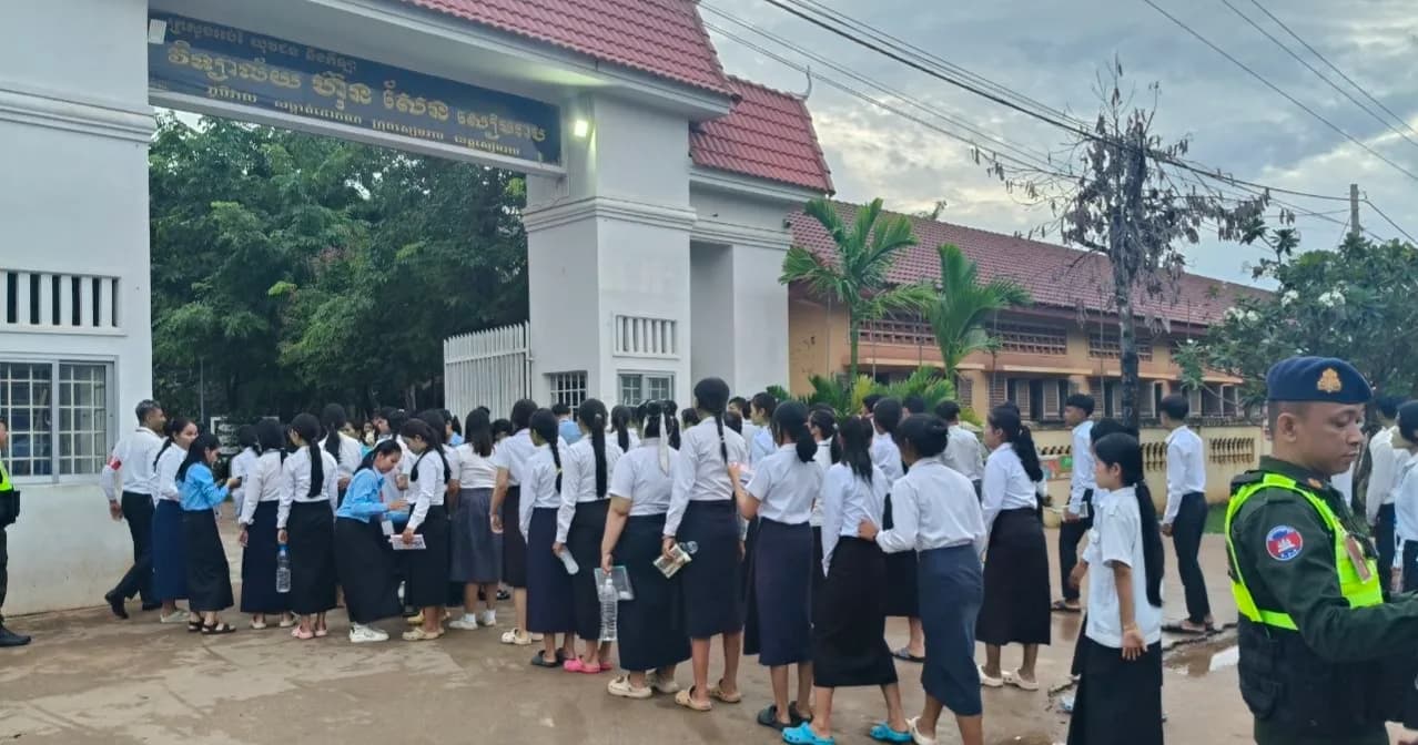 ទិដ្ឋភាព បេក្ខជនចូលប្រឡងសញ្ញាបត្រមធ្យមសិក្សាទុតិយភូមិ ឆ្នាំ២០២៦ មណ្ឌលប្រឡងវិទ្យាល័យ ហ៊ុន សែន សៀមរាប សម័យប្រឡង ថ្ងៃទី១០-១១ ខែសីហា ឆ្នាំ២០២៦