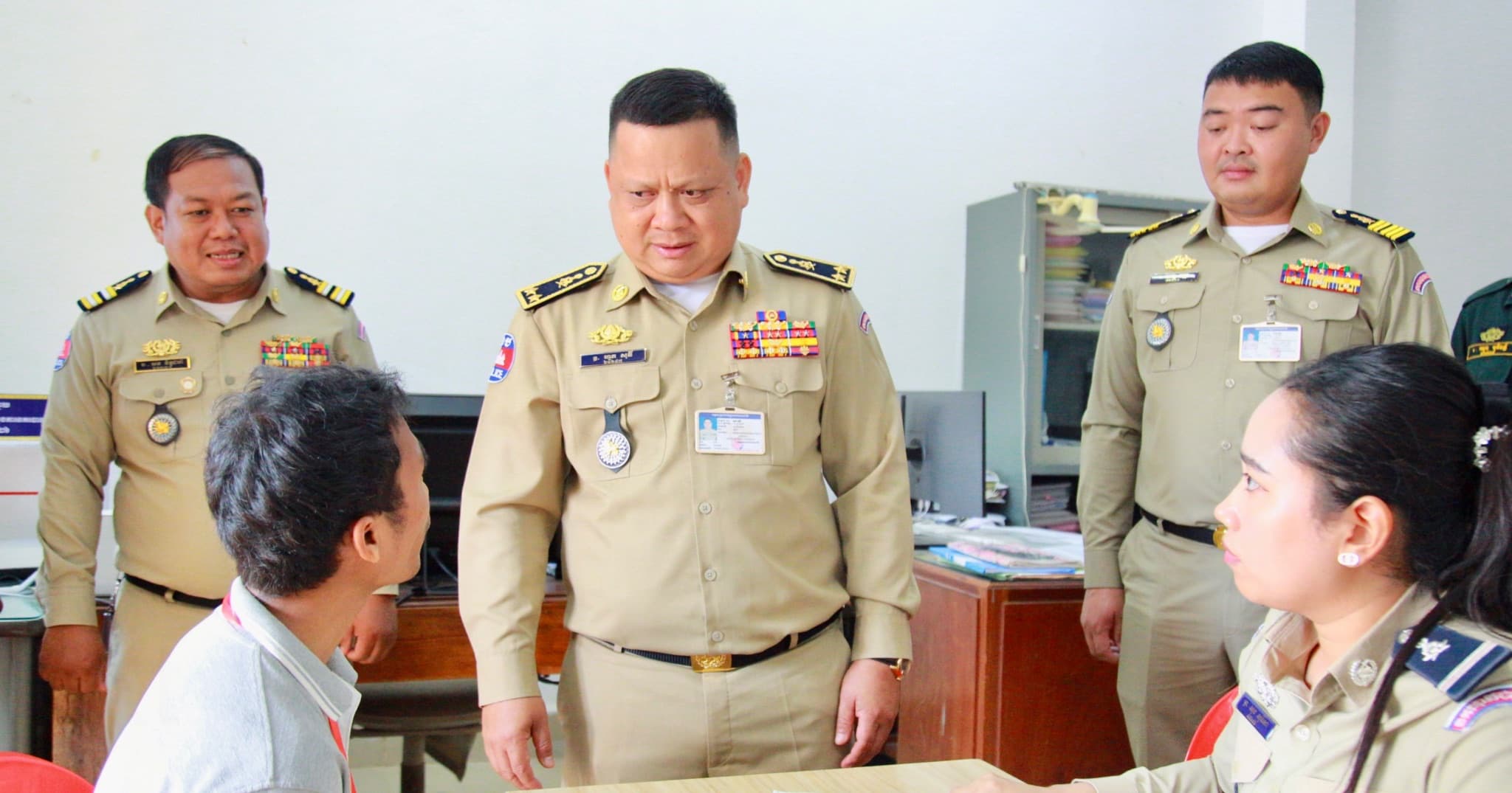 លោកឧត្តមសេនីយ៍ទោ ហួត សុធី ស្នងការ នៃស្នងការដ្ឋាននគរបាលខេត្តសៀមរាប បានអំពាវនាវដល់ប្រជាពលរដ្ឋចំណាកស្រុកទាំងអស់ មកស្នើសុំធ្វើអត្តសញ្ញាណប័ណ្ណសញ្ជាតិខ្មែរនៅស្នងការដ្ឋាននគរបាលខេត្តសៀមរាបផ្ទាល់
