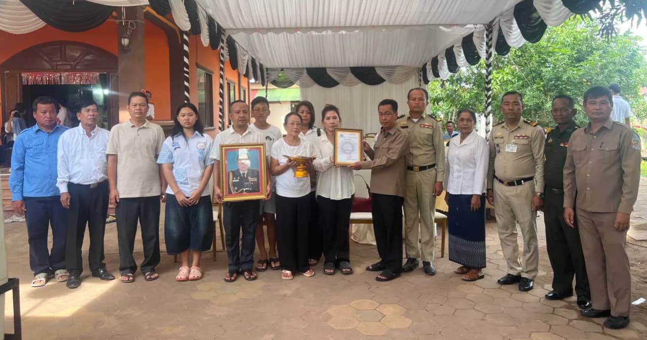 សមាគមអតីតយុទ្ធជន និងនិវត្តជនកម្ពុជា ខេត្តសៀមរាប ប្រគល់ថវិកាជូនគ្រួសារសពអតីតយុទ្ធជន ចំនួន ៣គ្រួសារ នៅក្រុងសៀមរាប