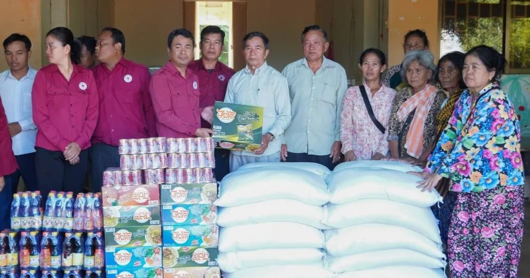 ប្រជាពលរងគ្រោះដោយជំនន់ទឹកភ្លៀង ដែលជម្លៀសមកទីទួលសុវត្ថិភាព ចំនួន ៧២គ្រួសារ រស់នៅឃុំហប់ បានទទួលអំណោយមនុស្សធម៌ ពីអនុសាខាកាកបាទក្រហមកម្ពុជាស្រុកគាស់ក្រឡ