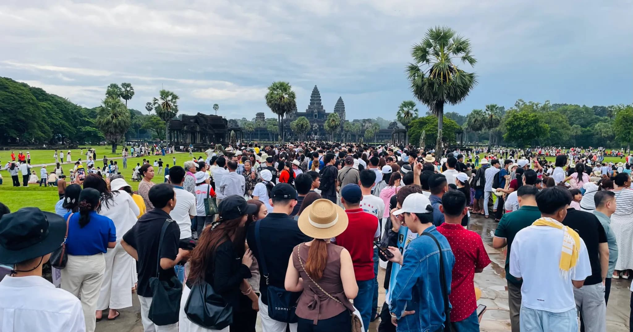 ភ្ញៀវទេសចរជាច្រើនកុះករបានមកទស្សនានៅអង្គរវត្ត ដើម្បីរង់ចាំទស្សនាព្រឹត្តិការណ៍ «សមរាត្រី»នៅព្រឹកថ្ងៃទី២១ ខែកញ្ញា ឆ្នាំ២០២៦ នេះ។ ទោះបីជាអាកាសធាតុមិនអំណោយផល ធ្វើឱ្យមិនទាន់ឃើញព្រះអាទិត្យរះចំកំពូលប្រាសាទក៏ដោយ ក៏បរិយាកាសទូទៅនៅតែមានភាពសប្បាយរីករាយ។