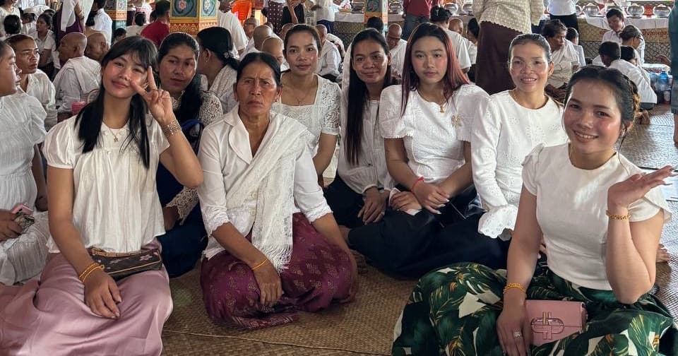 ទិដ្ឋភាពរបស់បងប្អូន អ៊ំពូមីង តាយាយ ដែលជាពុទ្ធសាសនិក នាំយកចង្ហាន់ ទេយ្យទាន ទេយ្យវត្ថុ វេរប្រគេនព្រះសង្ឃ ដោយប្រតិបត្តិតាមទំនៀមទម្លាប់ប្រពៃណីខ្មែរ ក្នុងឱកាសពិធីបុណ្យភ្ជុំបិណ្ឌ នៅខេត្តសៀមរាប នៅថ្ងៃទី១១ ខែតុលា ឆ្នាំ២០២៦នេះ។