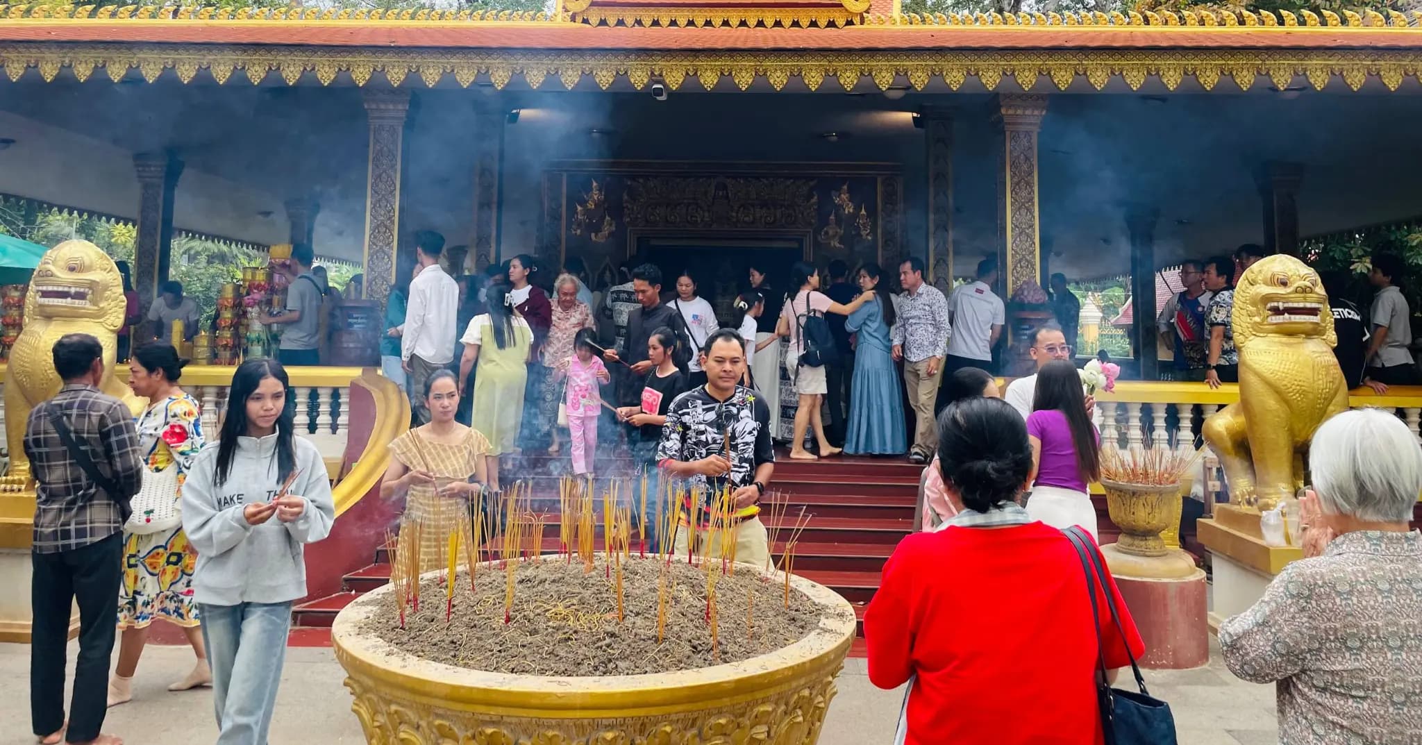 ទិដ្ឋភាពអាណាព្យាបាល និងសិស្សានុសិស្ស អុជធូបបន់ស្រន់សុំសេចក្តីសុខសេចក្តីចម្រើន មុនប្រឡងបាក់ឌុបឆ្នាំ២០២៦ នៅទីសក្ការៈ ព្រះអង្គចេក ព្រះអង្គចម ខេត្តសៀមរាប