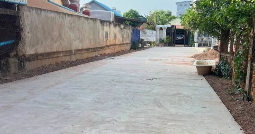 ប្រជាពលរដ្ឋក្នុងសង្កាត់ស្លក្រាម សូមអរគុណឯកឧត្តមអភិបាលខេត្ត ដែលបានផ្ដល់ផ្លូវបេតុង ២ខ្សែ ជួយសម្រួលដល់ការធ្វើដំណើរប្រចាំថ្ងៃ