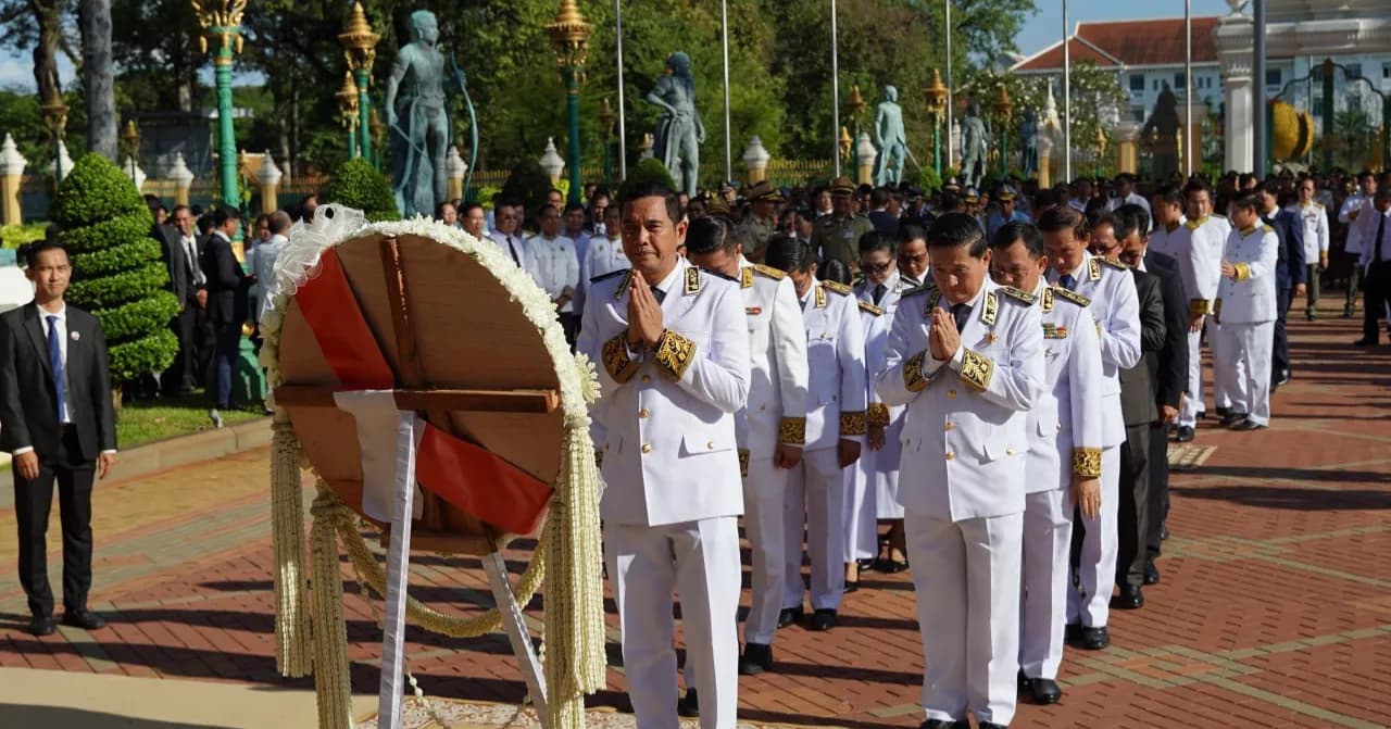 ឯកឧត្តម ប្រាក់ សោភ័ណ អភិបាលខេត្តសៀមរាប និង ឯកឧត្តម តោ គឹមស៊ាន សមាជិកក្រុមប្រឹក្សាខេត្ត បានអញ្ជើញដឹកនាំឯកឧត្តម លោកជំទាវជាសមាជិកក្រុមប្រឹក្សាខេត្ត លោកលោកស្រីជាប្រធានមន្ទីរអង្គភាពជុំវិញខេត្ត ថ្វាយកម្រងផ្កាគោរពព្រះវិញ្ញាណក្ខន្ធ ព្រះករុណាព្រះបាទ សម្តេចព្រះនរោត្តម សីហនុ ព្រះបរមរតនកោដ្ឋ
