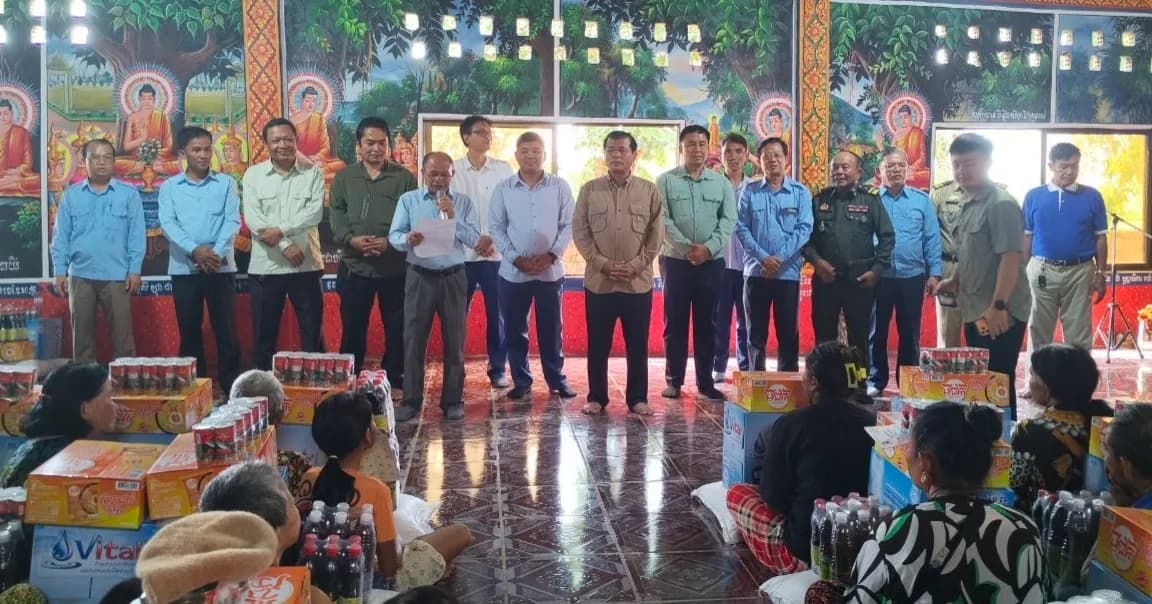 ឯកឧត្តម ប្រាក់ សោភ័ណ ចាត់ក្រុមការងារនាំយកអំណោយជាគ្រឿងឧបភោគ បរិភោគ និងថវិកា ជូនបងប្អូនភៀសសឹក ៣២២គ្រួសារ នៅស្រុកស្រីស្នំ