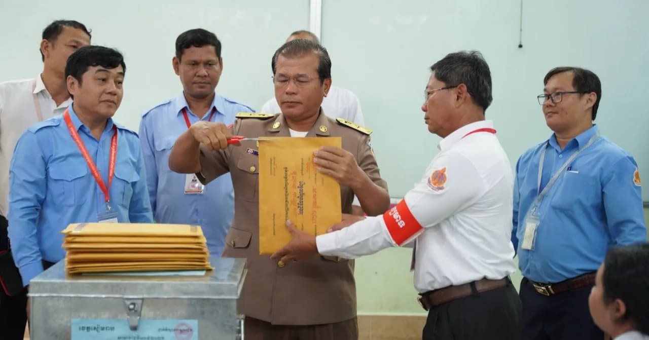 លោក ង៉ូវ សេងកាក់ អភិបាលរង ខេត្តសៀមរាប តំណាងឯកឧត្តម ប្រាក់ សោភ័ណ អភិបាល នៃគណៈអភិបាលខេត្តសៀមរាប បានចូលរួមបើកវិញ្ញាសា ប្រឡងសញ្ញាបត្រមធ្យមសិក្សាទុតិយភូមិ សម័យប្រឡងថ្ងៃទី១០ ខែសីហា ឆ្នាំ២០២៦ នៅសាលាបឋមសិក្សាមុខនាគ ខេត្តសៀមរាប។