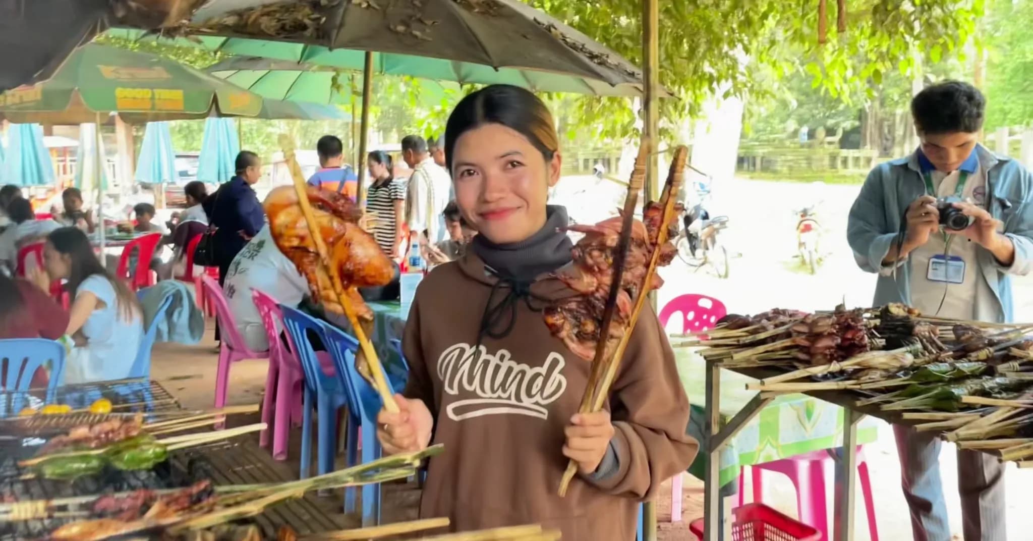 វីដេអូ៖នៅក្បែរបរិវេណ ព្រះលានជល់ដំរី មានកន្លែងលក់អាហារថ្ងៃត្រង់បែបសាមញ្ញៗ ដែលមើលទៅធម្មតា ប៉ុន្តែរសជាតិវិញគឺឆ្ងាញ់ហើយនិងតម្លៃក៏សមរម្យ