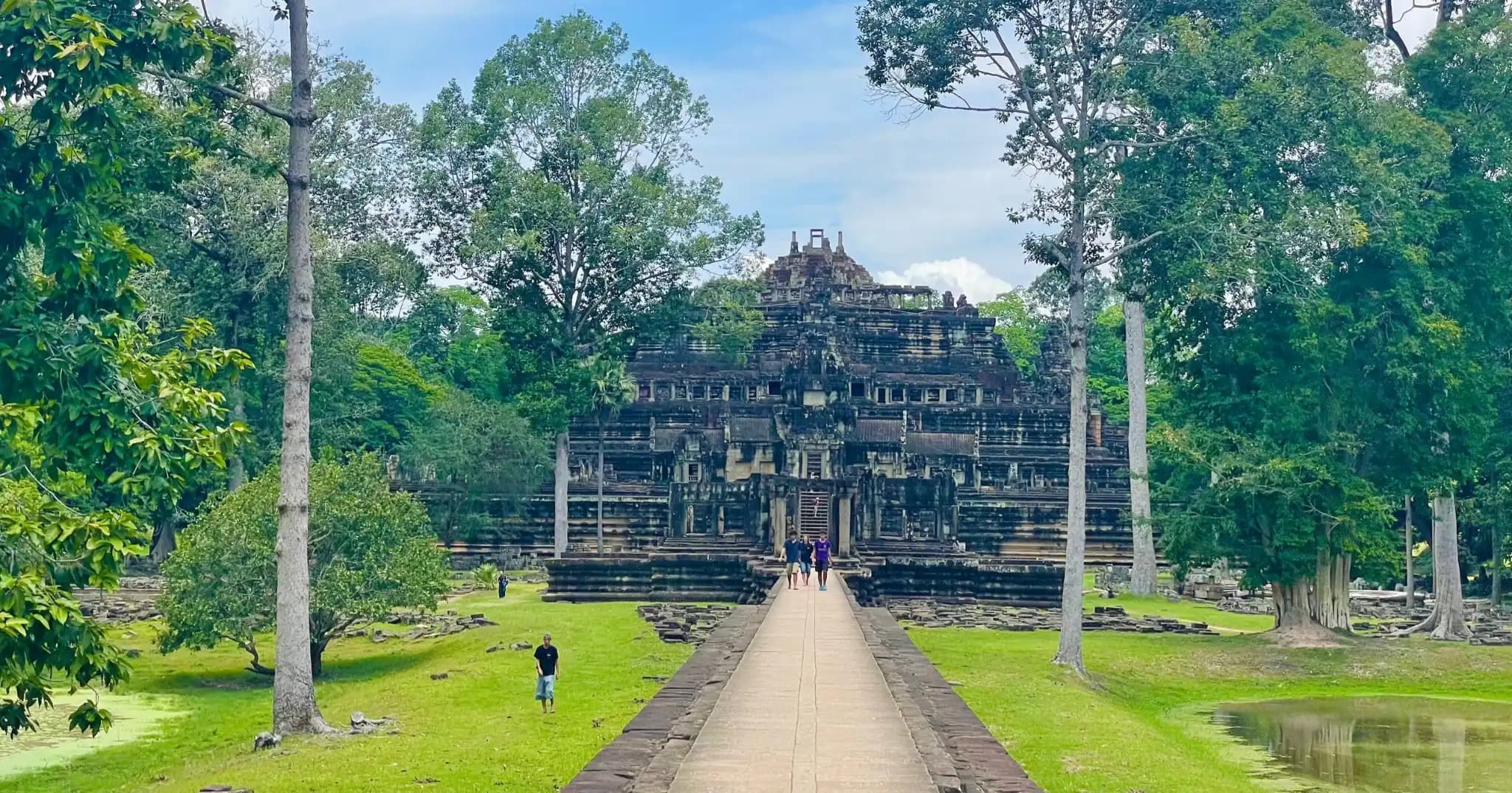 សម្រស់ដ៏អស្ចារ្យនៃប្រាសាទបាភួនក្នុងរដូវកាលបៃតង៖ ទេសភាពធម្មជាតិស្រស់បំព្រងដែលទាក់ទាញភ្ញៀវទេសចរ