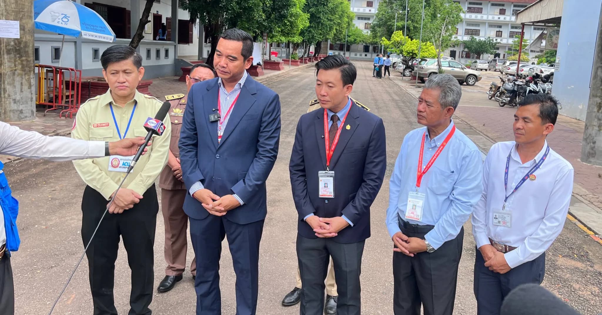 ឯកឧត្តមបណ្ឌិត សោម រតនា អនុរដ្ឋលេខាធិការក្រសួង ជាប្រធានគណៈមេប្រយោគទូទាំងប្រទេសប្រចាំខេត្តសៀមរាប និងជាក្រុមការងារអង្គភាពប្រឆាំងអំពើពុករលួយ រួមនិង ឯកឧត្តម លី សំរិទ្ធ ប្រធានក្រុមប្រឹក្សា, ឯកឧត្តម ប្រាក់ សោភ័ណ អភិបាលខេត្តសៀមរាប អញ្ជើញជាអធិបតីបើកវិញ្ញាសារប្រឡងសញ្ញាបត្រមធ្យមសិក្សាទុតិយភូមិ
