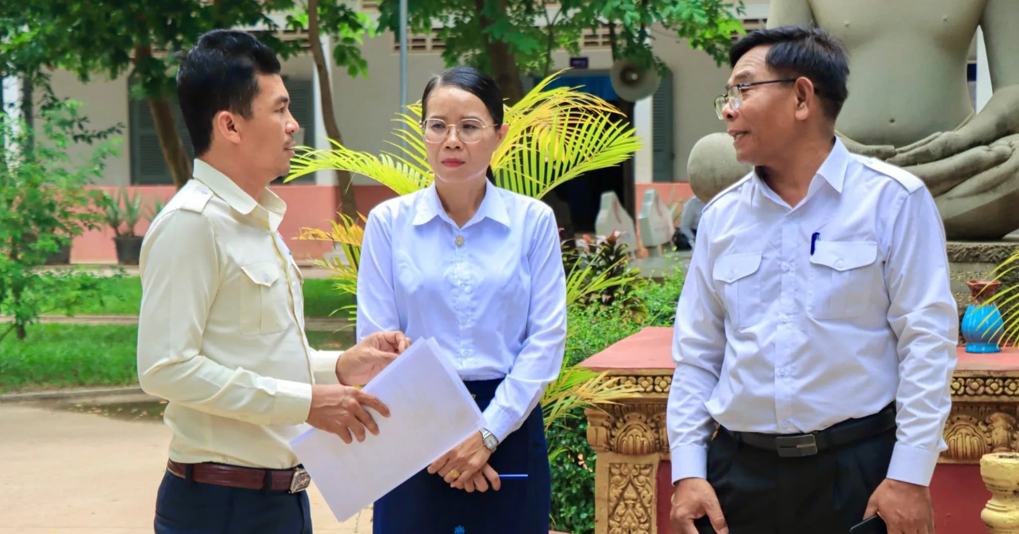ថ្នាក់ដឹកនាំ និងមន្រ្តីនៃមន្ទីព័ត៌មានខេត្តសៀមរាប ចុះពិនិត្យ រៀបចំទីតាំង ចុះផ្សព្វផ្សាយុទ្ធនាការ និយាយថាទេចំពោះព័ត៌មានក្លែងក្លាយ (Say No To Fake News) ជំហានទី២»នៅវិទ្យាល័យ ហ៊ុន សែន ស្វាយធំ៕