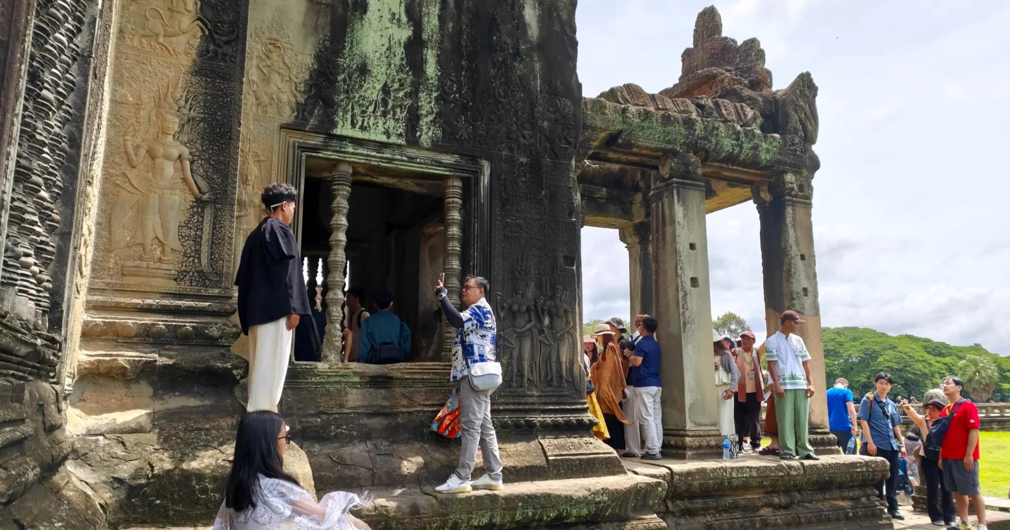 មន្តស្នេហ៍ប្រាសាទអង្គរវត្ត ! ទិដ្ឋភាពភ្ញៀវទេសចរអញ្ជើញមកទស្សនា និងគយគន់សម្រស់ប្រាសាទអង្គរវត្តយ៉ាងកុះករ នាព្រឹកថ្ងៃទី១៤ ខែសីហា ឆ្នាំ២០២៦