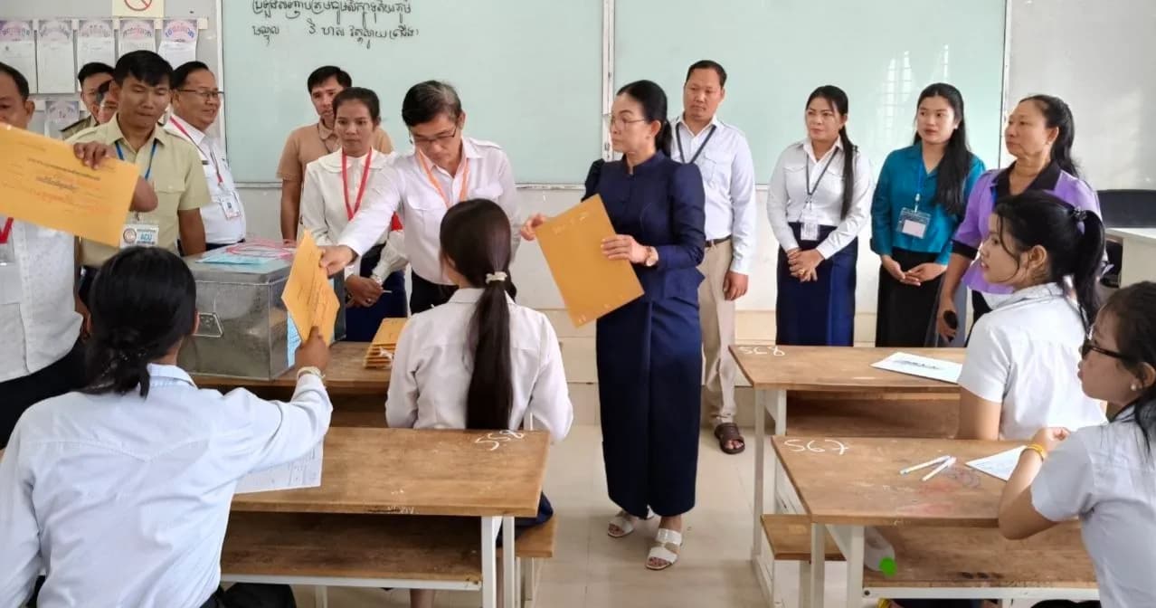 ការប្រឡងសញ្ញាបត្រមធ្យមសិក្សាទុតិយភូមិ (បាក់ឌុប) សម័យប្រឡង ១០-១១ សីហា ២០២៦ នៅមណ្ឌលប្រឡងអនុវិទ្យាល័យហ៊ុនសែនវត្តស្វាយ បានបើកជាផ្លូវការ ក្រោមវត្តមានអញ្ជើញចូលរួមកាត់វិញ្ញាសារដោយ លោកជំទាវ យូ សុភា អភិបាលរងខេត្តសៀមរាប។ ព្រឹកថ្ងៃទី១០ ខែសីហា ឆ្នាំ២០២៦