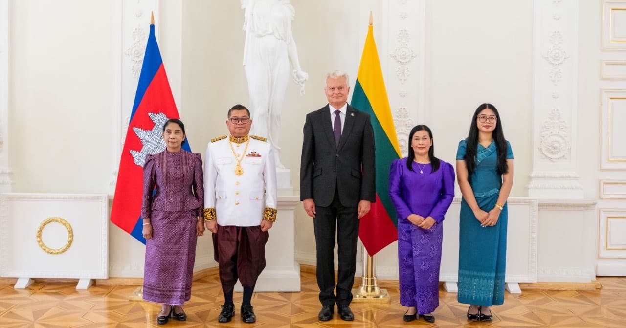 ឯកអគ្គរាជទូតកម្ពុជា ប្រចាំសាធារណរដ្ឋលីទុយអានី នាំយកព្រះរាជសារតាំងរបស់ព្រះមហាក្សត្រកម្ពុជា ប្រគល់ជូនប្រធានាធិបតីសាធារណរដ្ឋលីទុយអានី