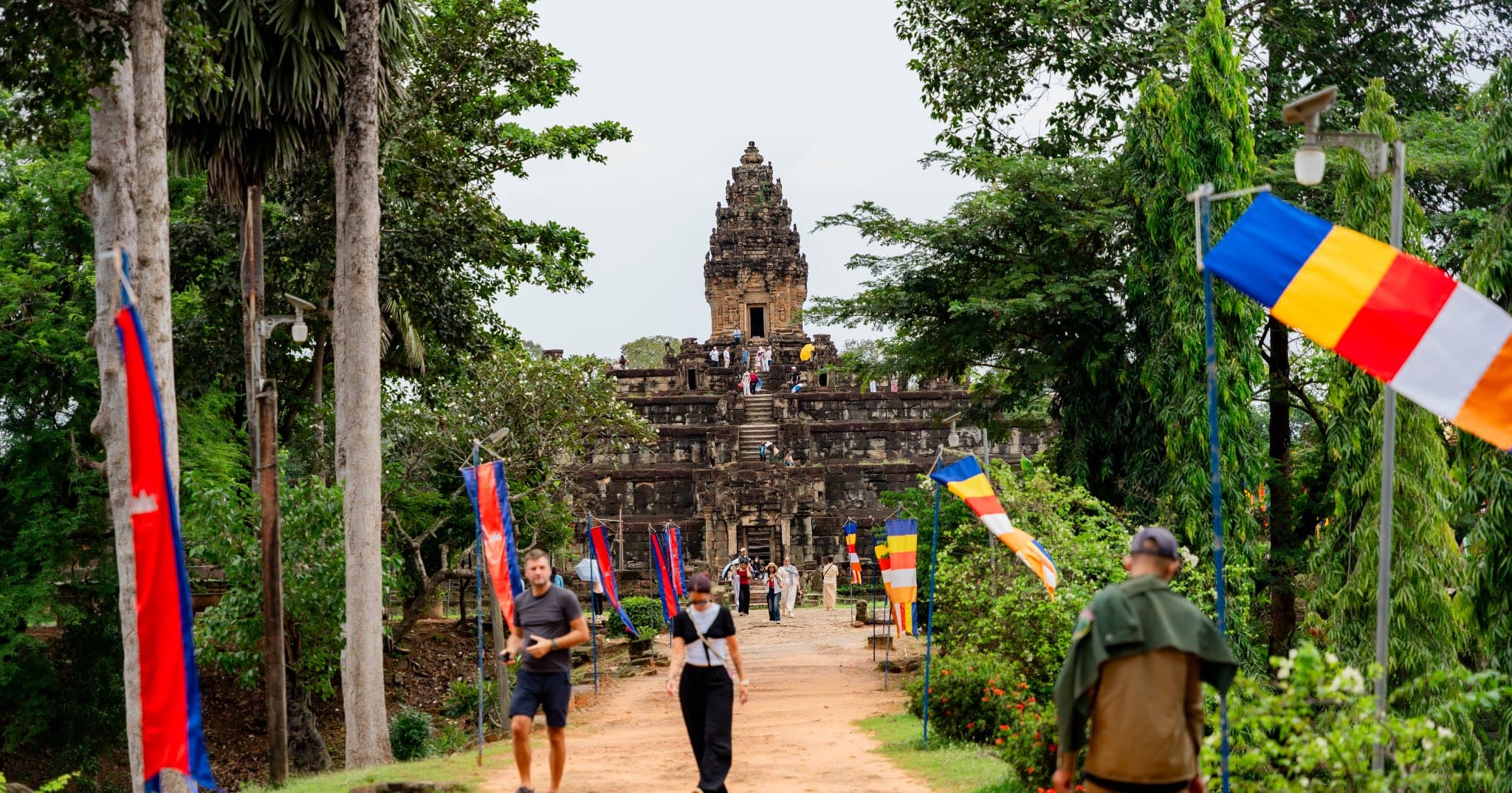 សម្រស់ទេសភាពអមជាមួយប្រាសាទបាគងដ៏ស្រស់ស្អាត ធម្មជាតិពណ៍បៃតងស្រស់បំព្រងនារដូវវស្សា