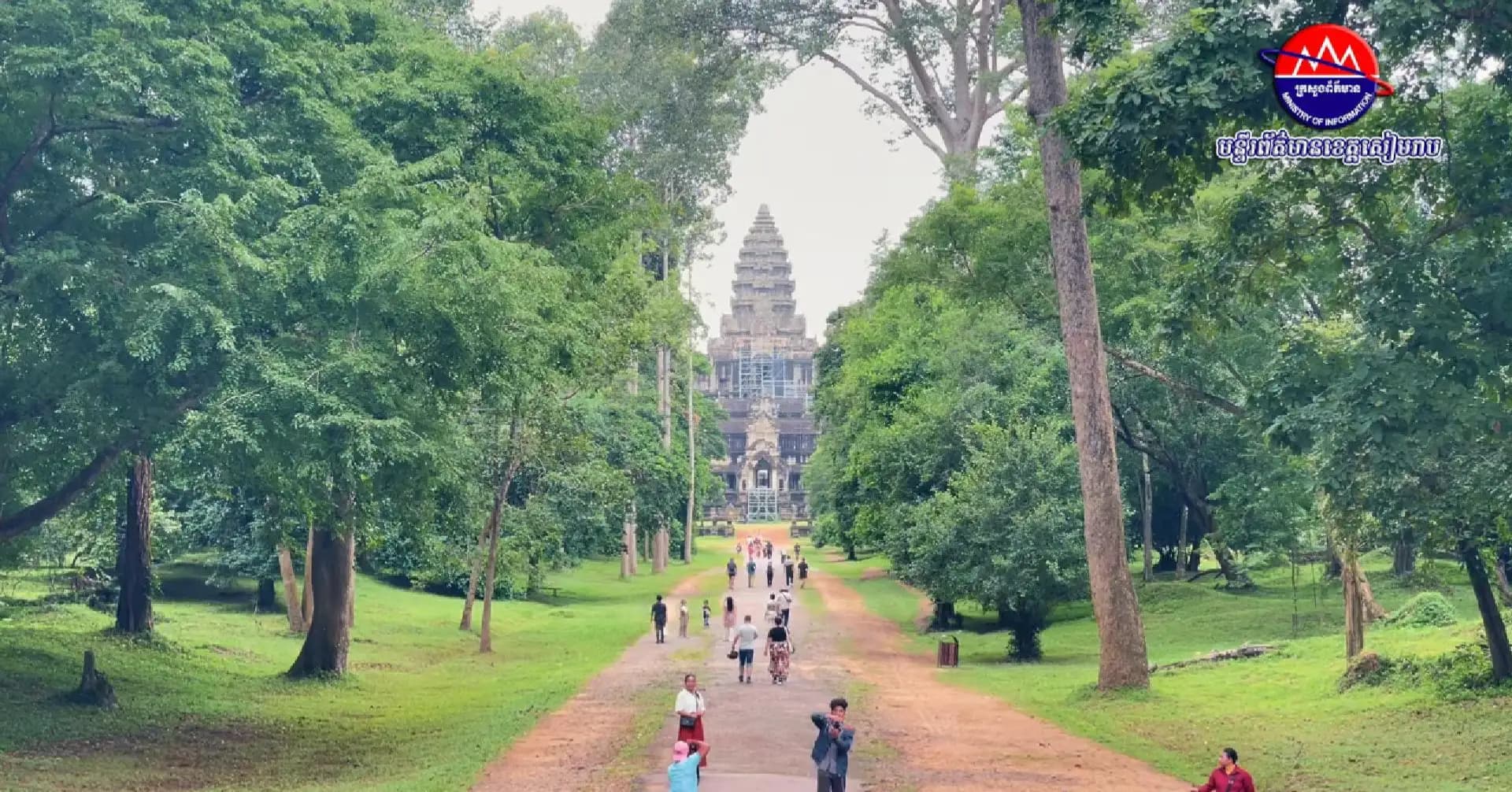 ក្នុងរដូវបៃតងនេះ ជាពេលដែលធម្មជាតិចាប់ផ្ដើមស្រស់បំព្រងក្រោមដំណក់ទឹកភ្លៀង ប្រាសាទអង្គរវត្តក៏លេចចេញនូវសម្រស់ដ៏អស្ចារ្យ និងស្រស់ត្រកាល