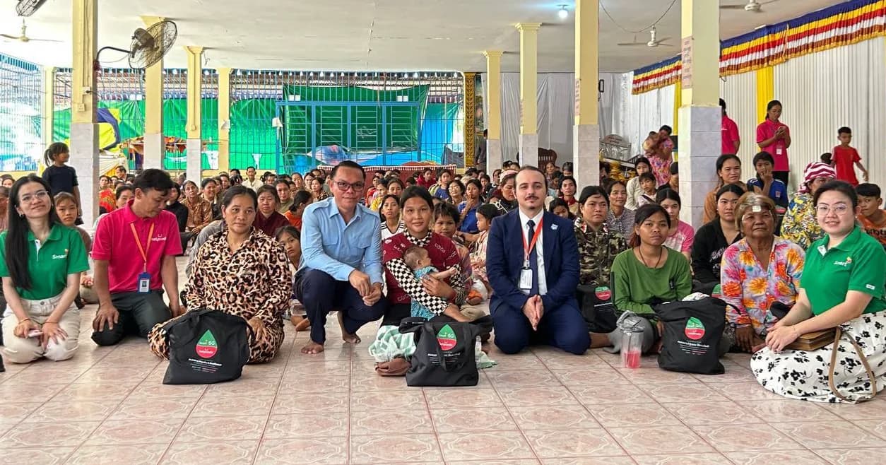 បងប្អូនគ្រួសារភៀសសឹក ១៧០គ្រួសារ ស្នាក់នៅក្នុងវត្តធម្មរង្សីសំពៅលូន ស្រុកក្រឡាញ់ បានទទួលអំណោយពីអង្គការហេបកូដ តាមរយៈមូលនិធិ Smart Axiata